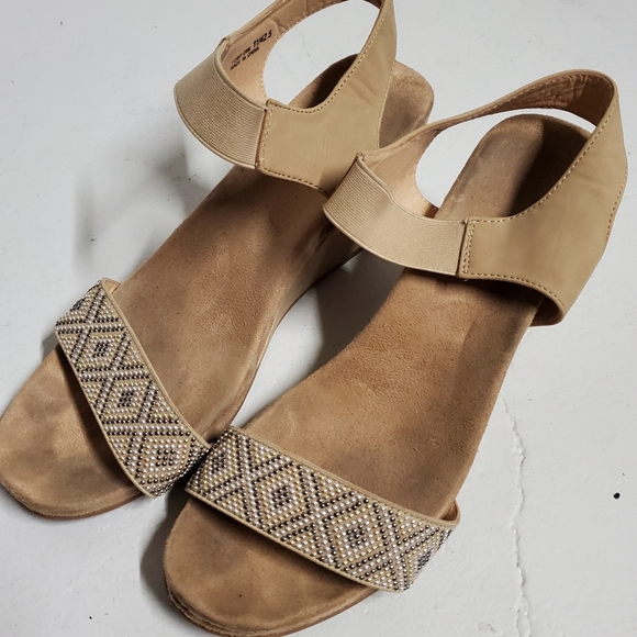 Diamond Pattern Wedges - Picture 1 of 8